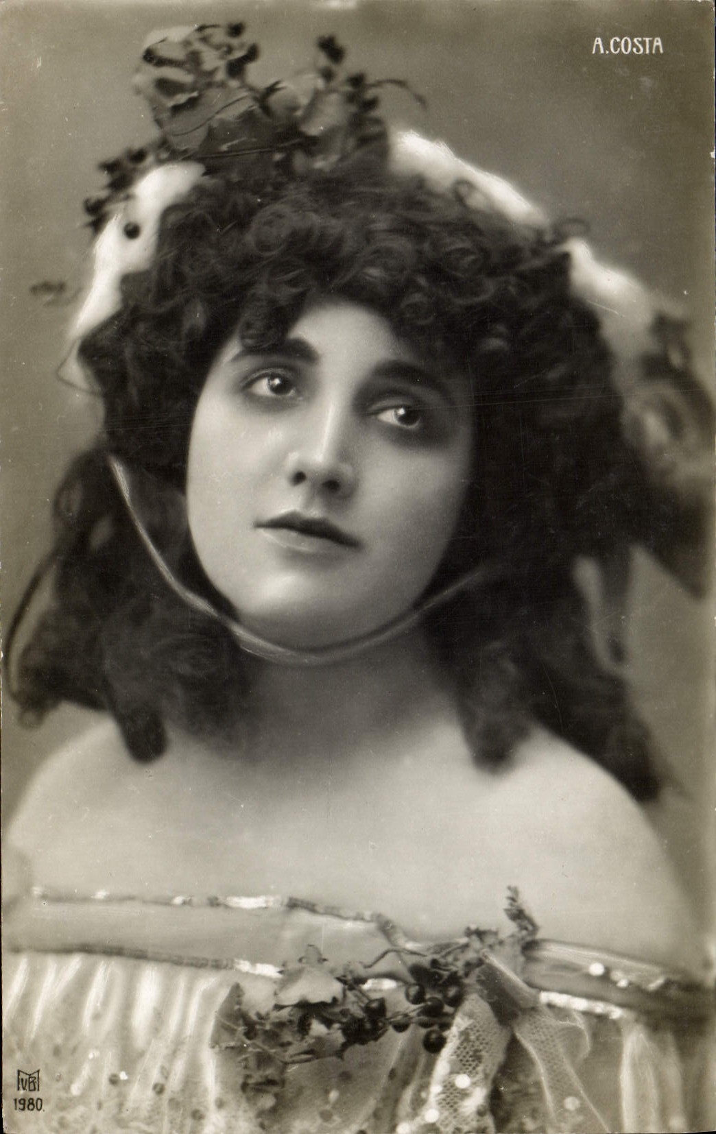 Femme en costume décoratif — A. COSTA — 1980