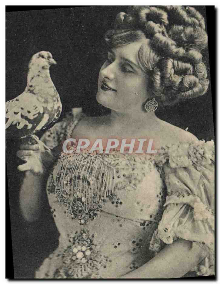 Femme en robe ornée tenant un pigeon — éditeur Lübbecker, Schmidt & Geb. Böttiger