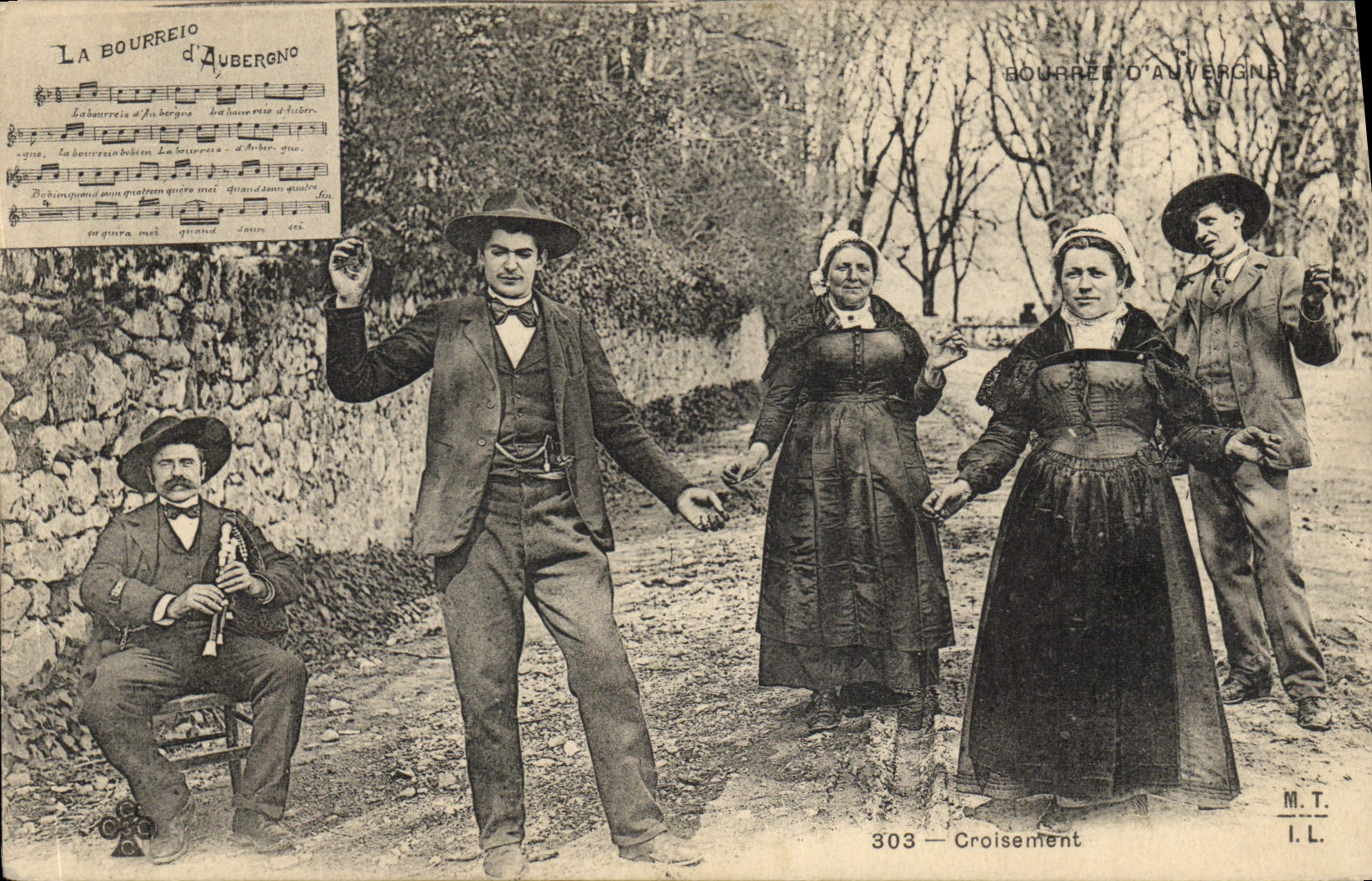 CPA Folklore Auvergne La bourree