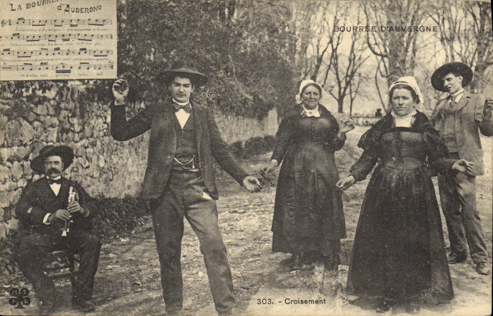 CPA Folklore Auvergne La bourree Croisement