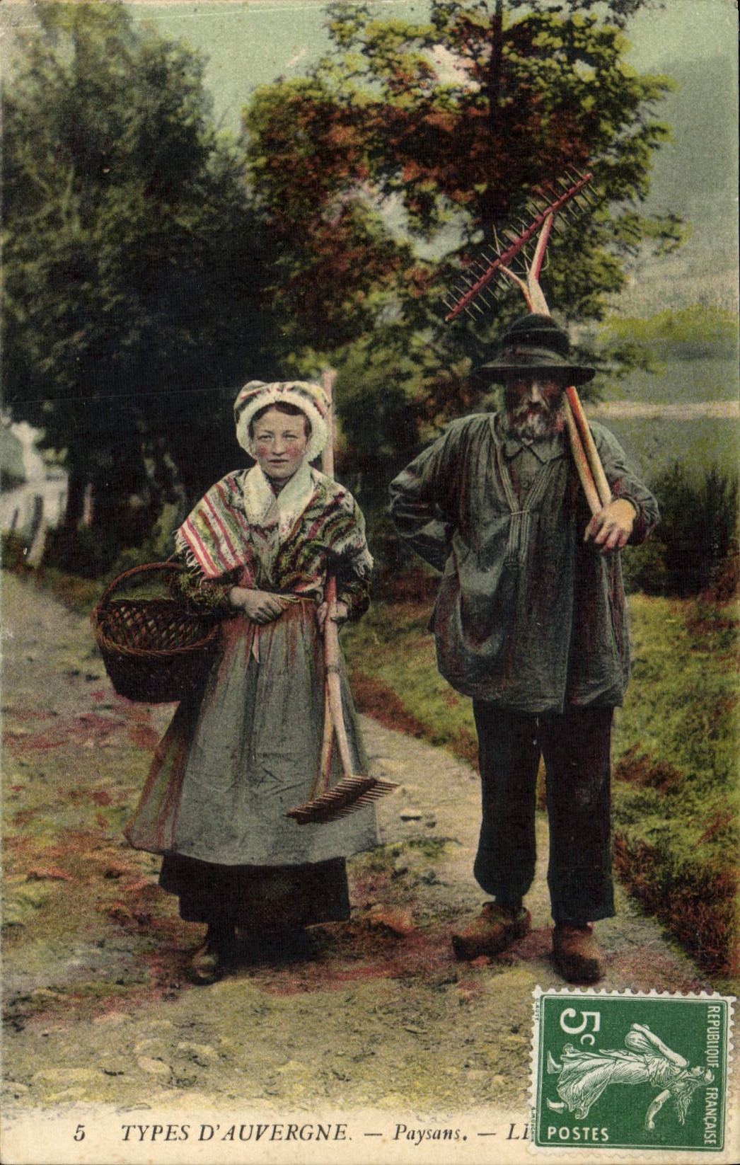 CPA Folklore Auvergne Paysans