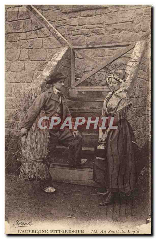 CPA Folklore Auvergne Au seuil du logis