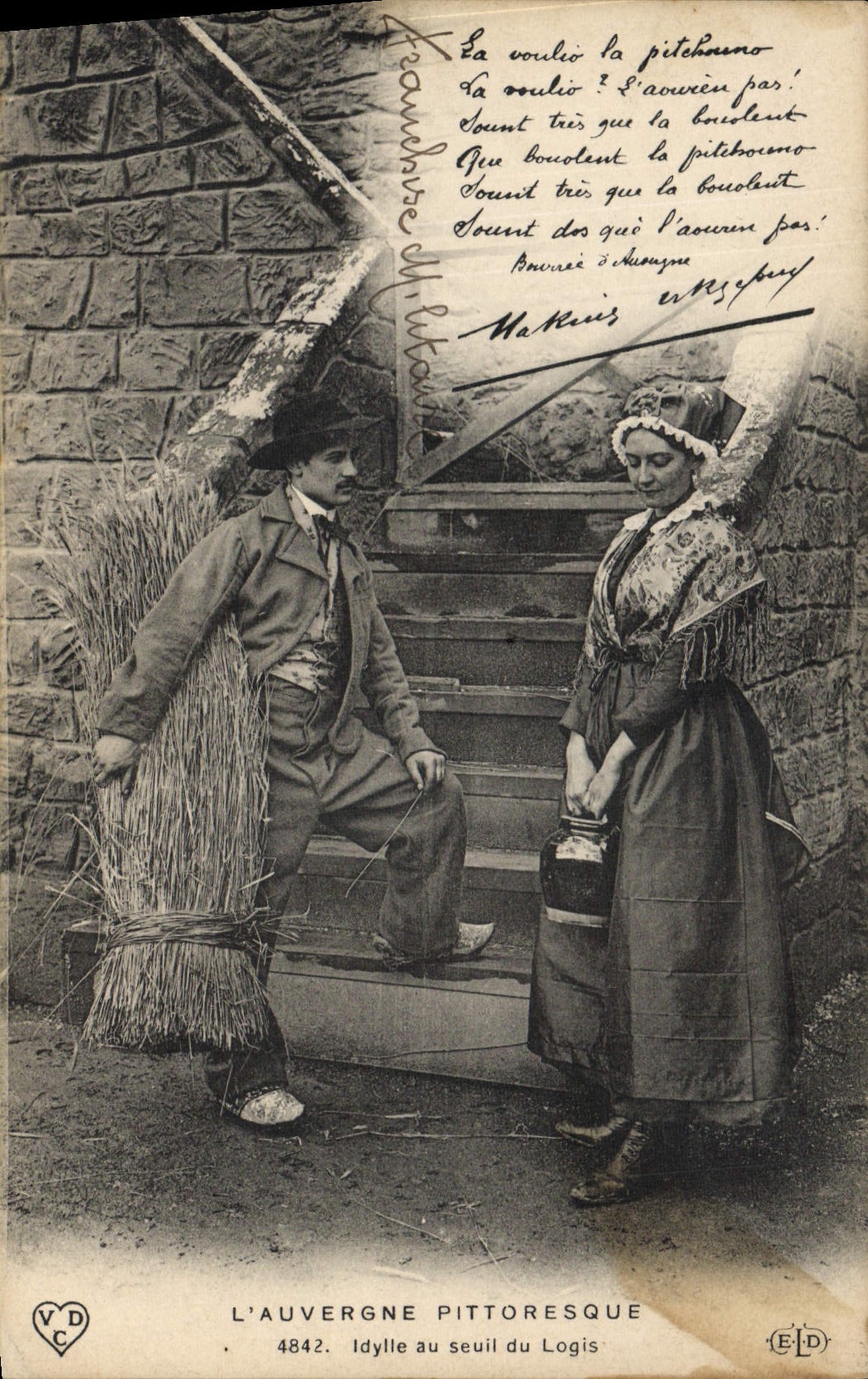 CPA Folklore Auvergne Idylle au seuil du logis