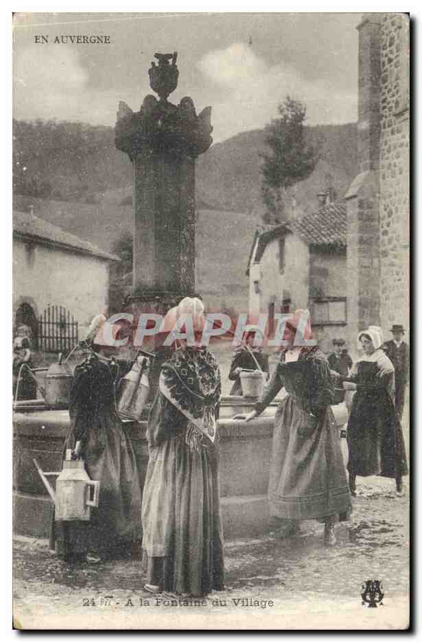 CPA Folklore Auvergne A la fontaine du village