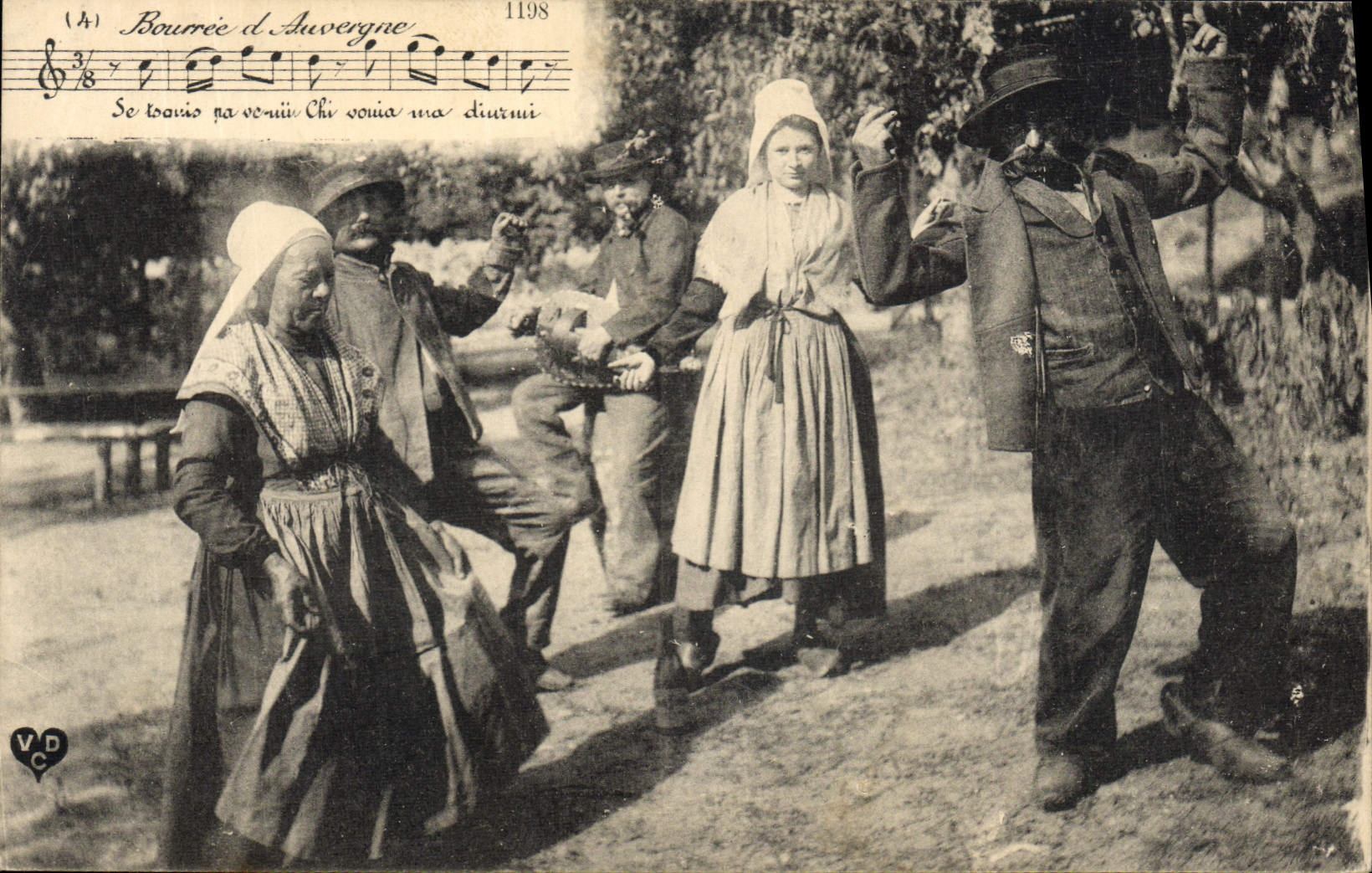 CPA Folklore Auvergne La bourree