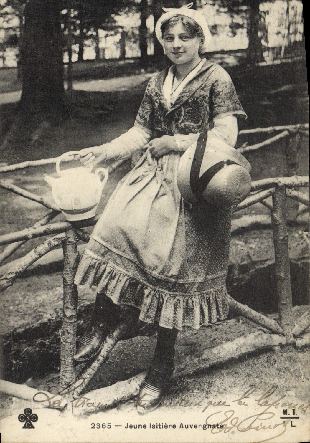 CPA Folklore Auvergne Jeune laitiere Auvergnate