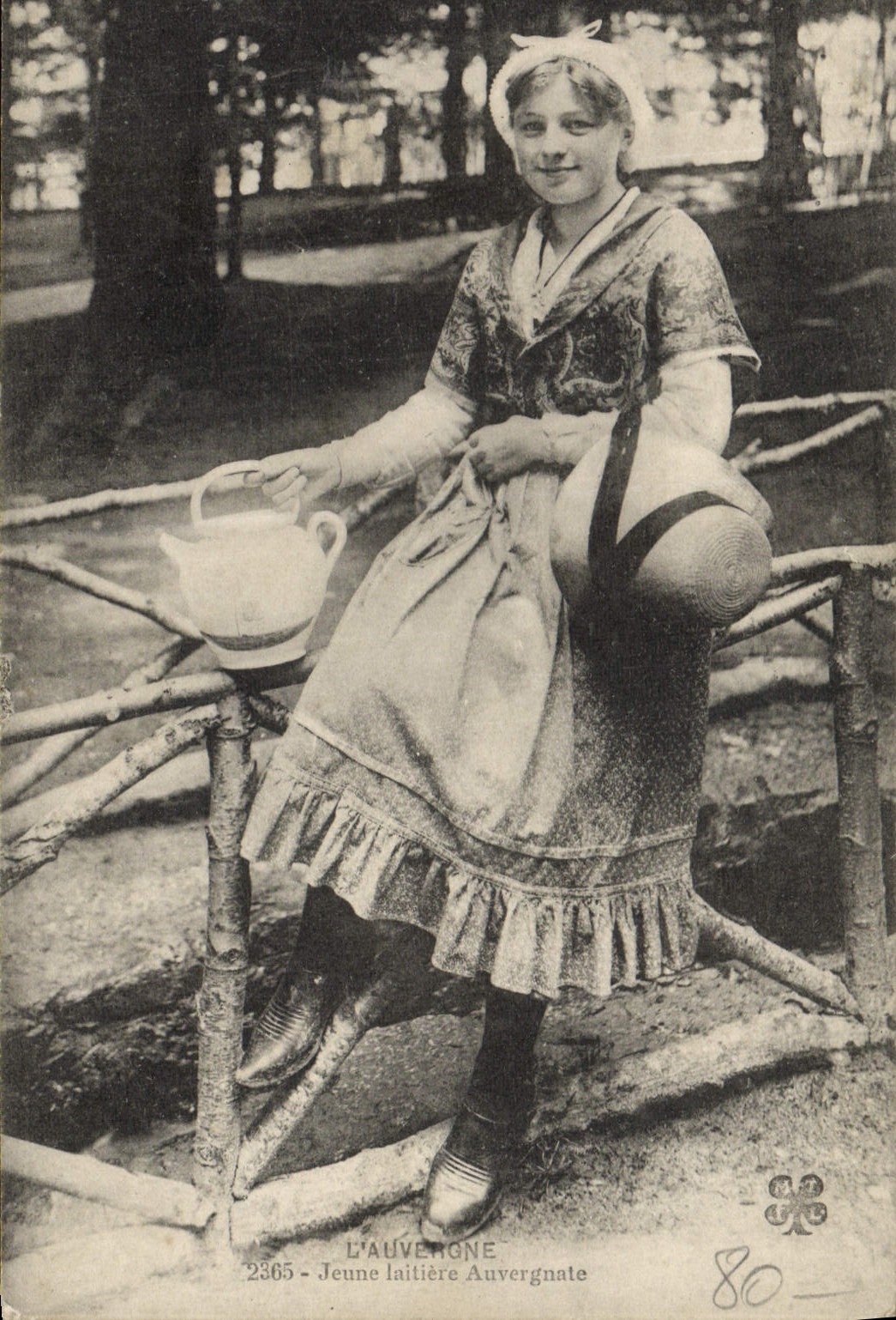 CPA Folklore Auvergne Jeune laitiere Auvergnate