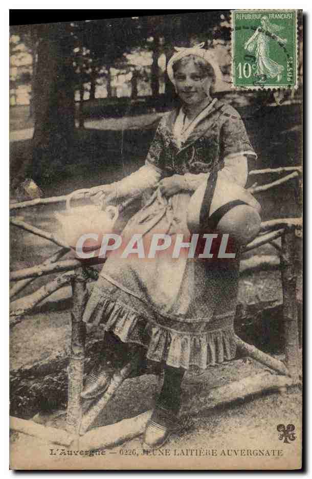CPA Folklore Auvergne Jeune laitiere Auvergnate Jeune laitiere Auvergnate