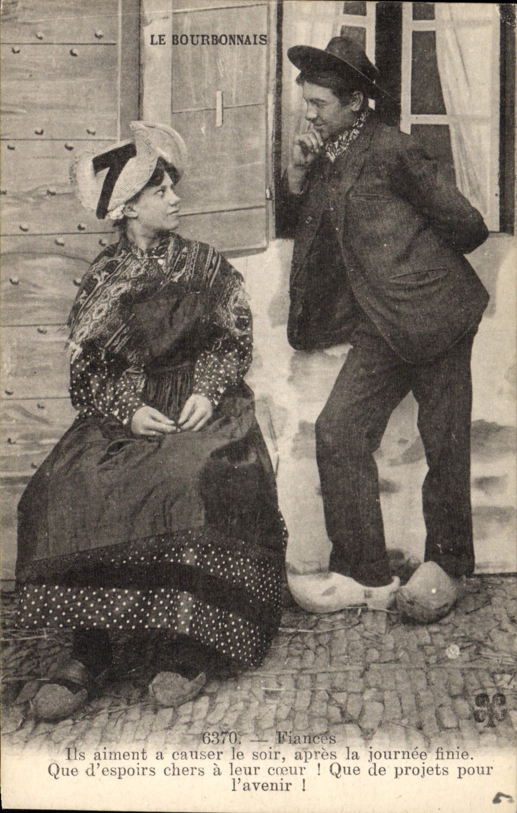 CPA Folklore Auvergne Fiances Bourbonnais