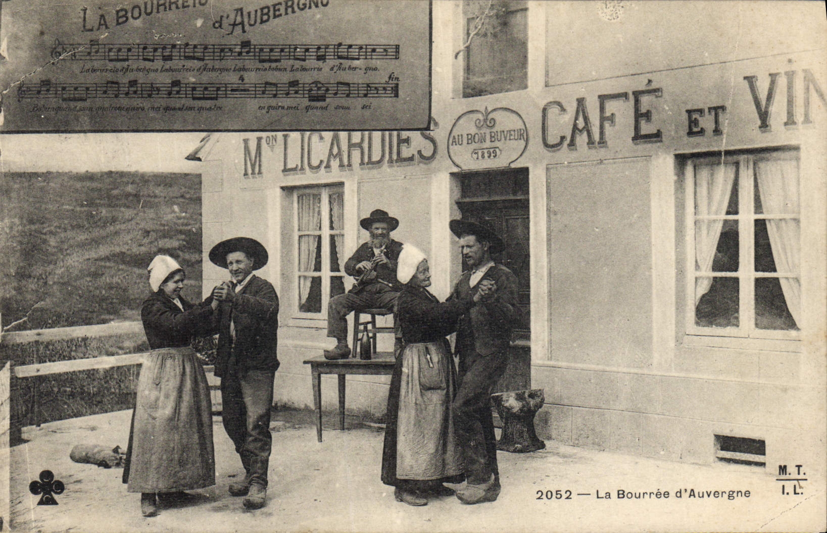 CPA Folklore Auvergne La bourree