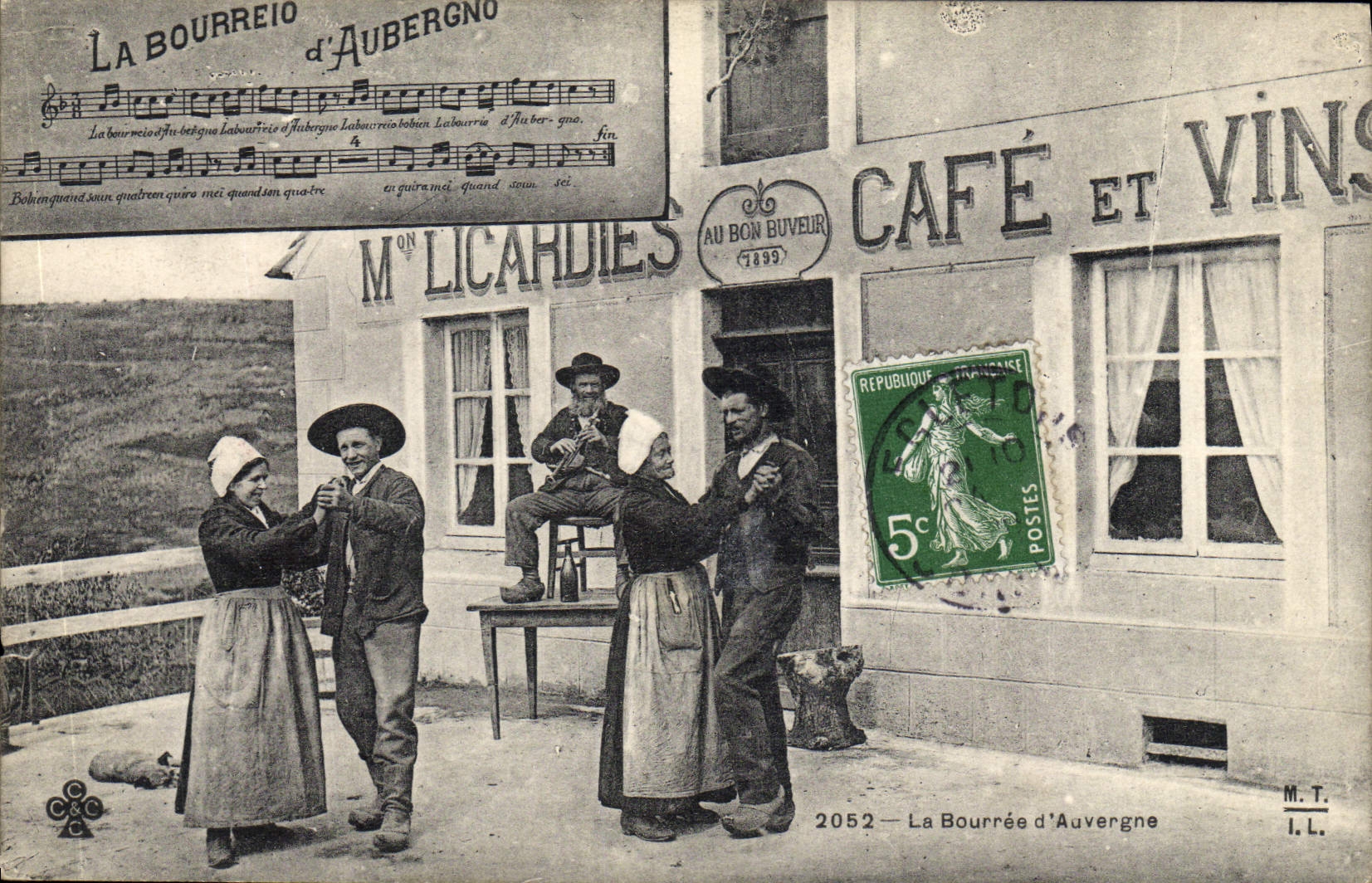 CPA Folklore Auvergne La bourree