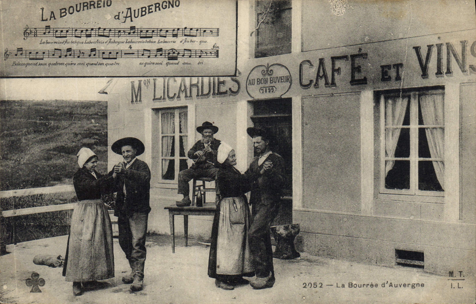 CPA Folklore Auvergne La bourree