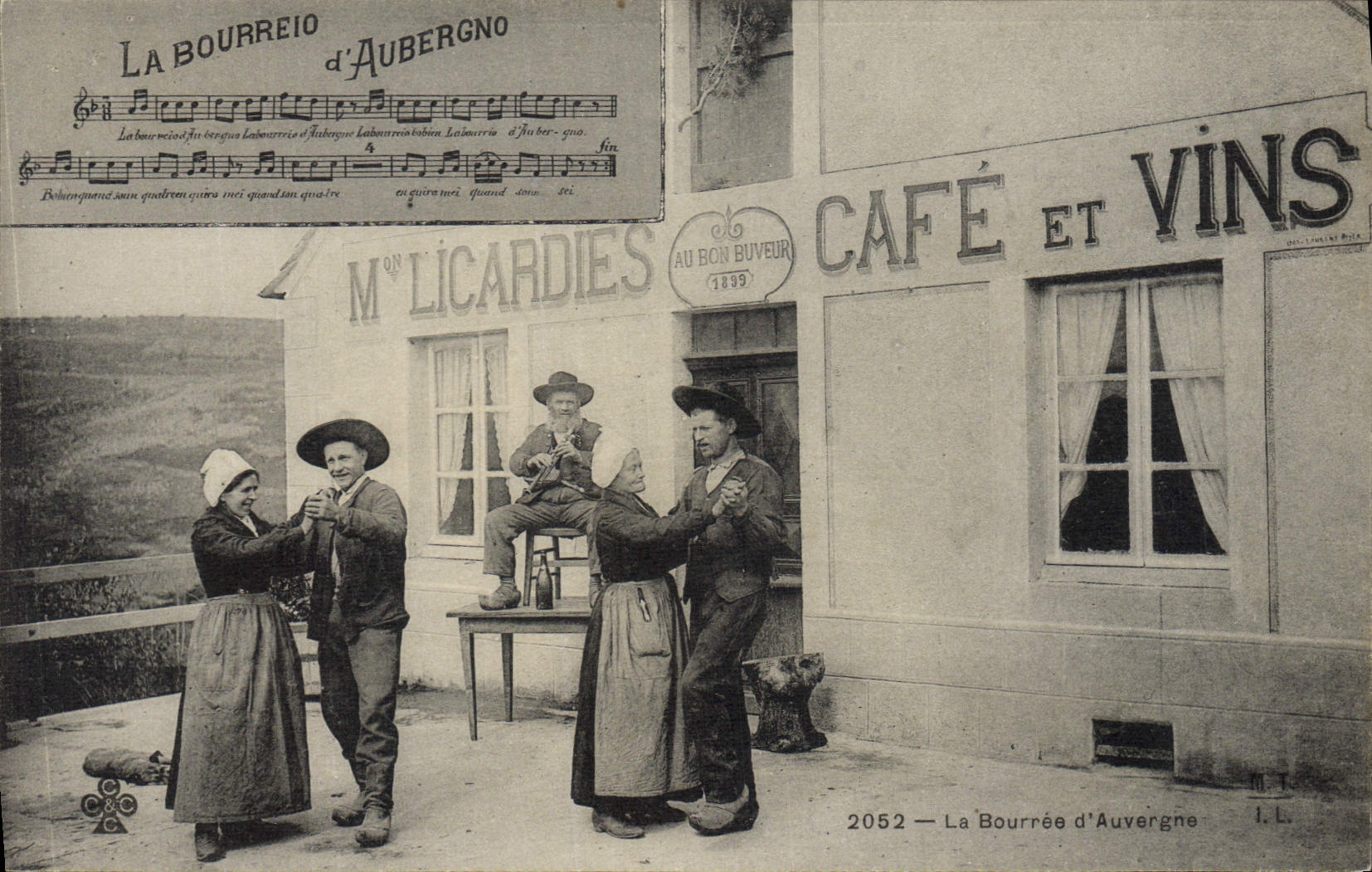 CPA Folklore Auvergne La bourree