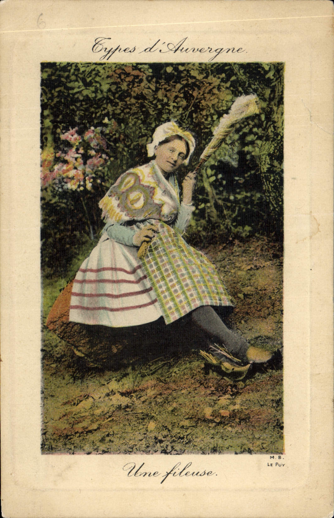 CPA Folklore Auvergne Une fileuse
