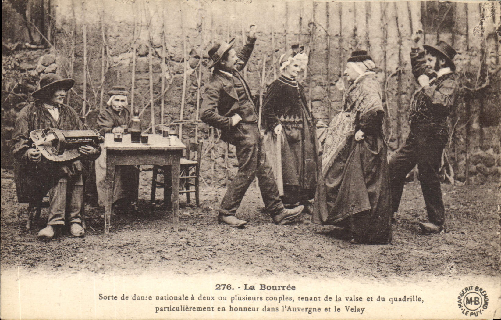 CPA Folklore Auvergne La bourree