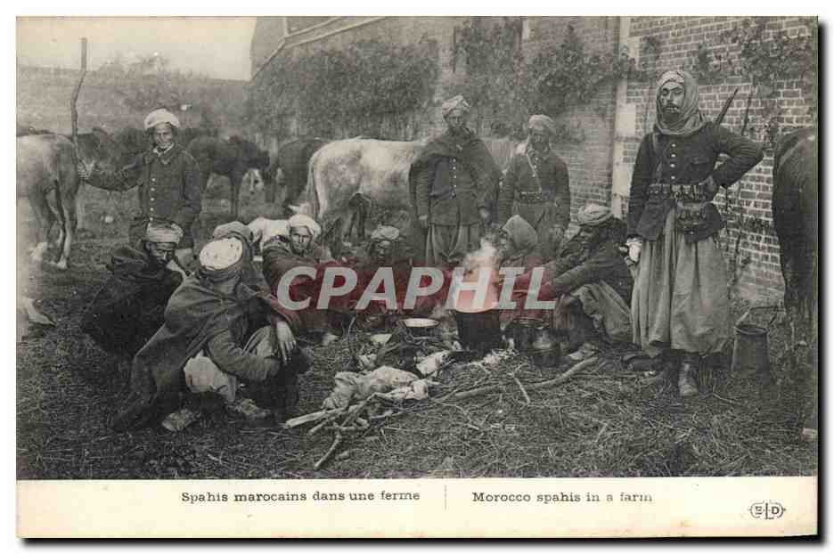 CPA Militaria Spahis Marocains dans une ferme 
