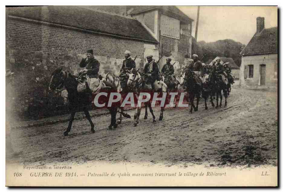 CPA Militaria Patrouille de Spahis Marocains traversant le village de Ribecourt
