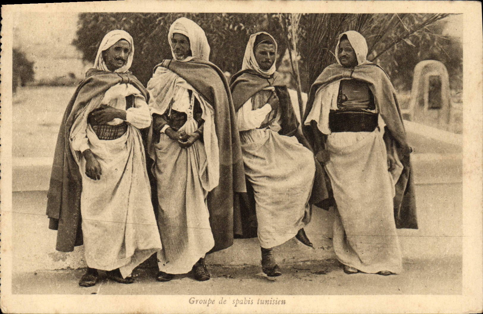 CPA Militaria Groupe de Spahis tunisien