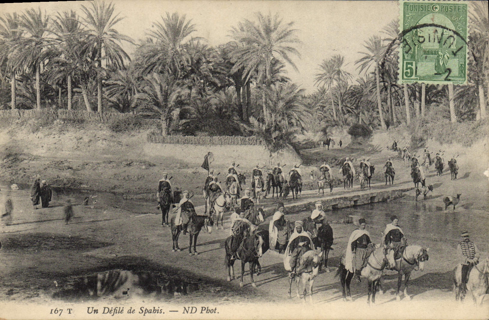 CPA Militaria Tunisie Un defile de Spahis 