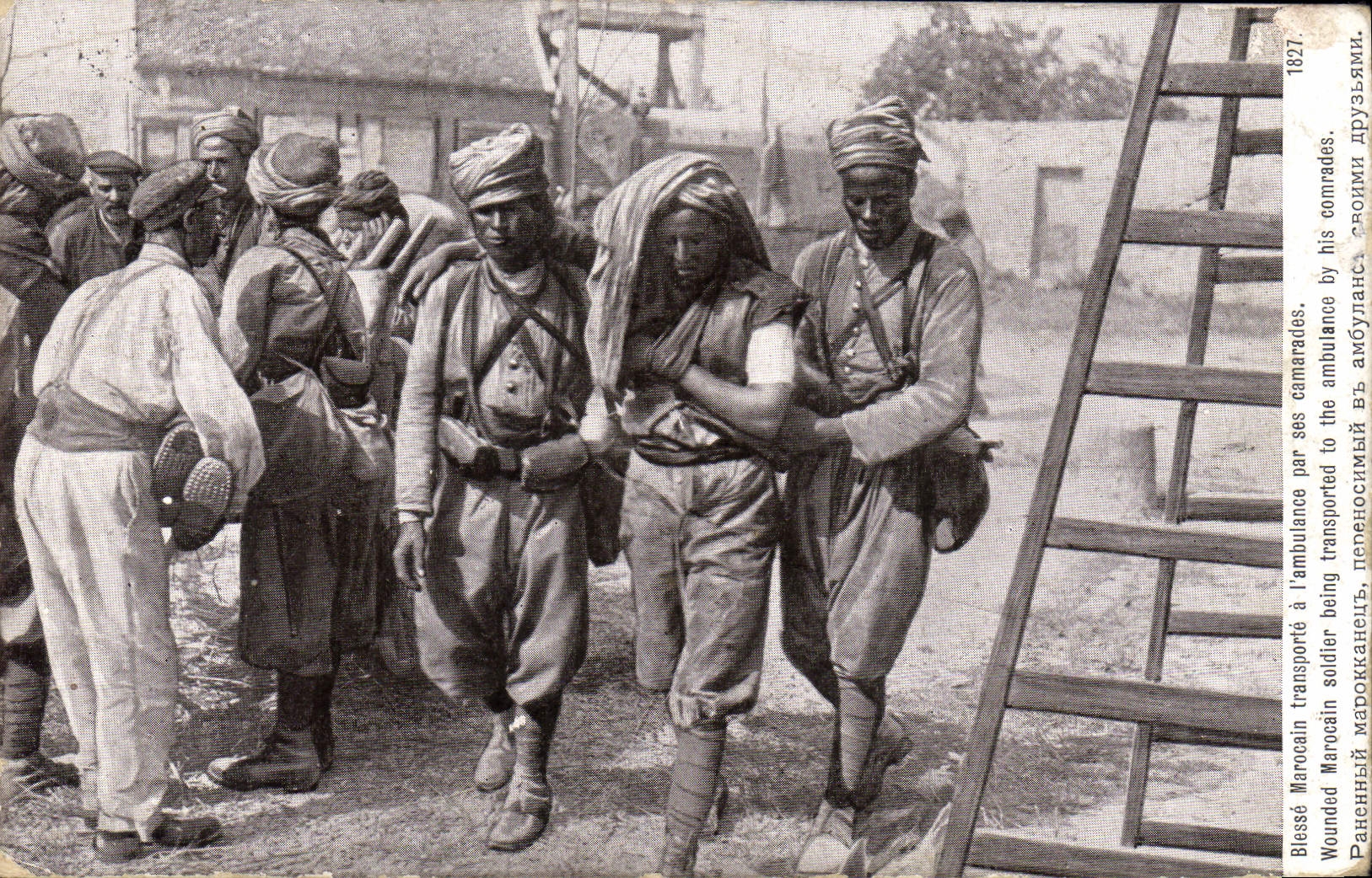 CPA Militaria Blesse Marocain transporte a l'ambulance par ses camarades