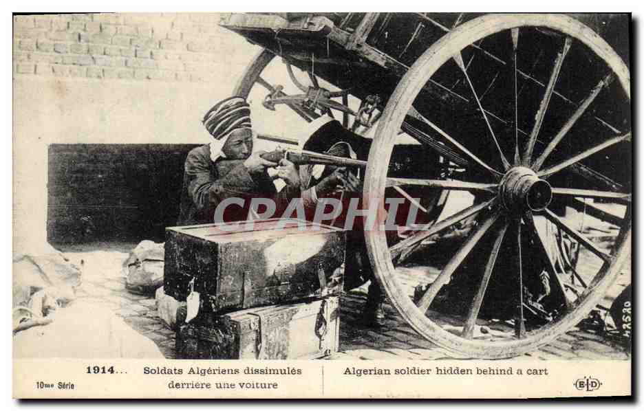 CPA Militaria Soldats algeriens dissimules derriere une voiture