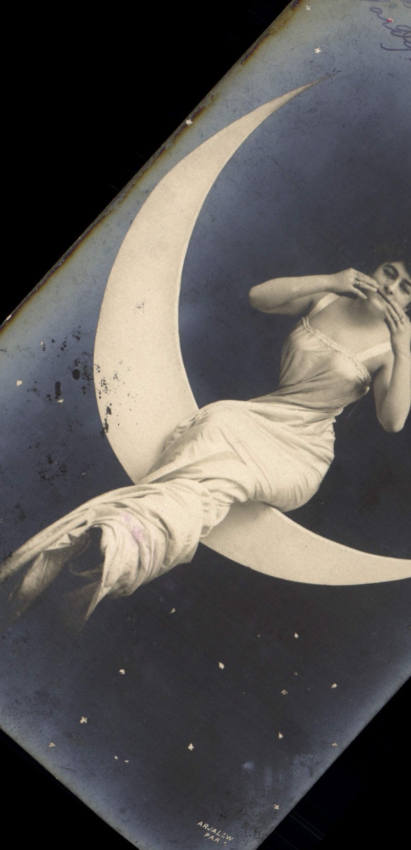Femme sur croissant de lune — éditeur Aralaw, Paris — n° de série non visible