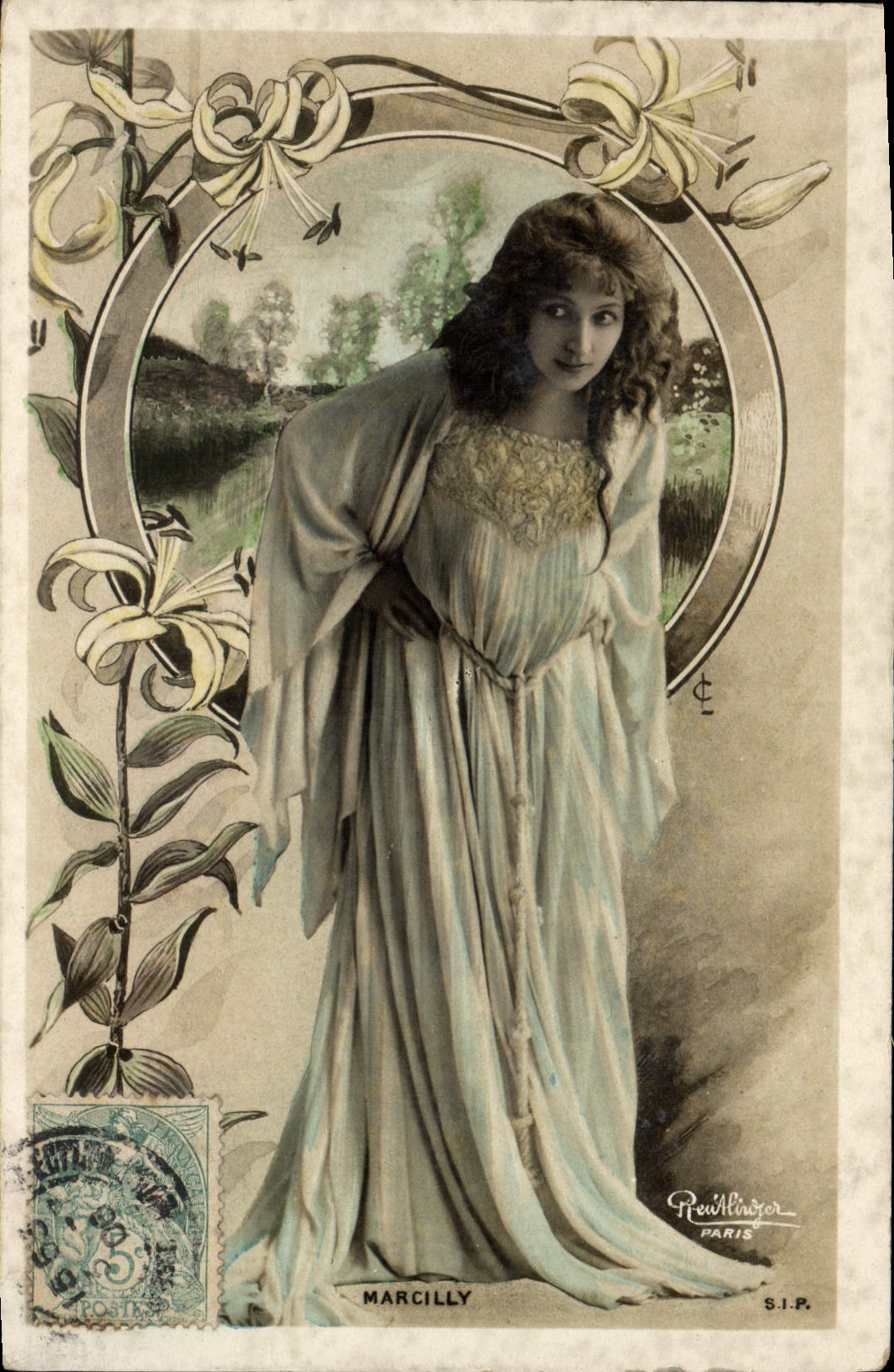 Femme en robe longue — décor de lys — éditeur Rewllinger, Paris, S.I.P.