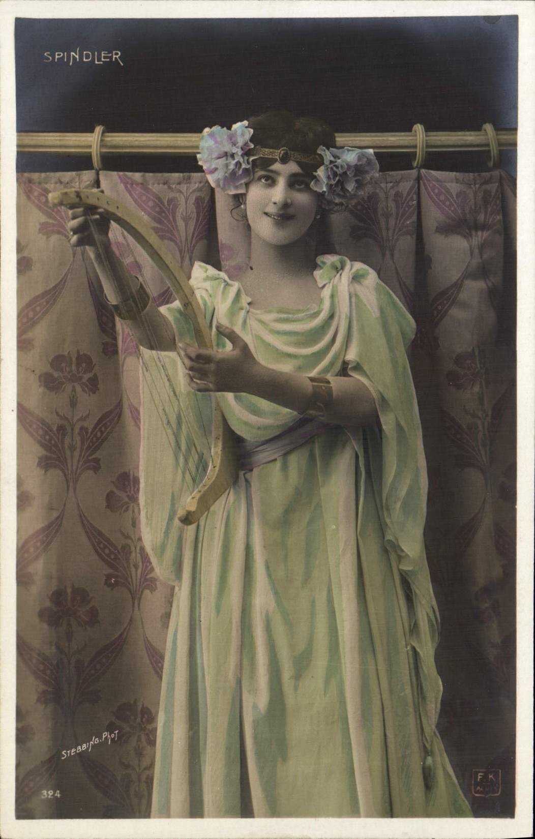 Femme en robe antique tenant un arc — SPINDLER — série 324