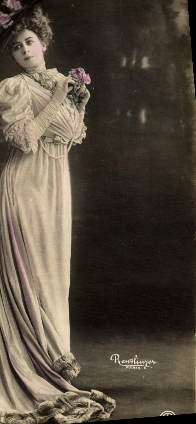 Femme en robe longue et chapeau — pose élégante — Renwlinger Paris