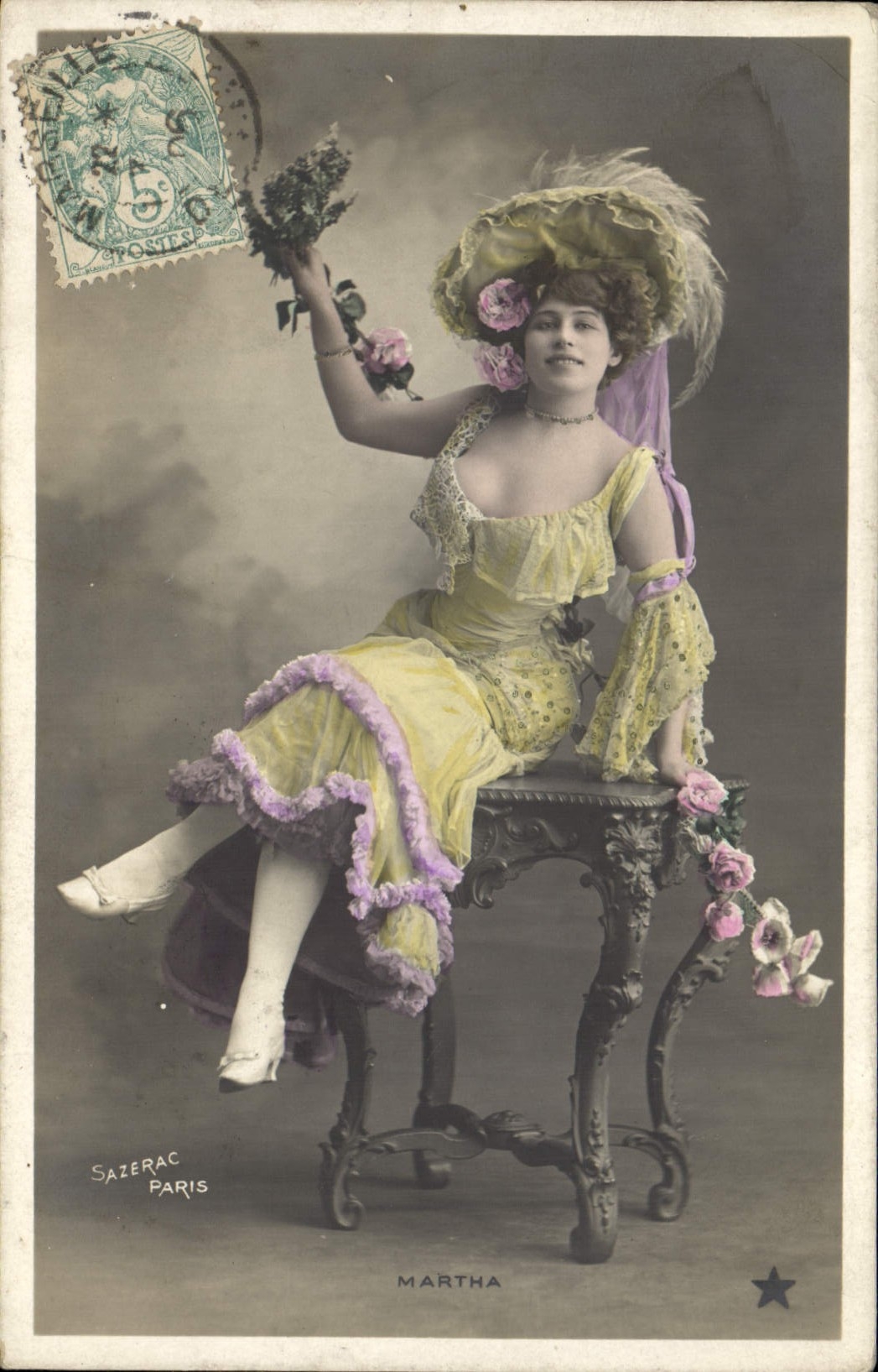 Martha — danseuse en robe jaune et chapeau à plumes — Sazerac Paris