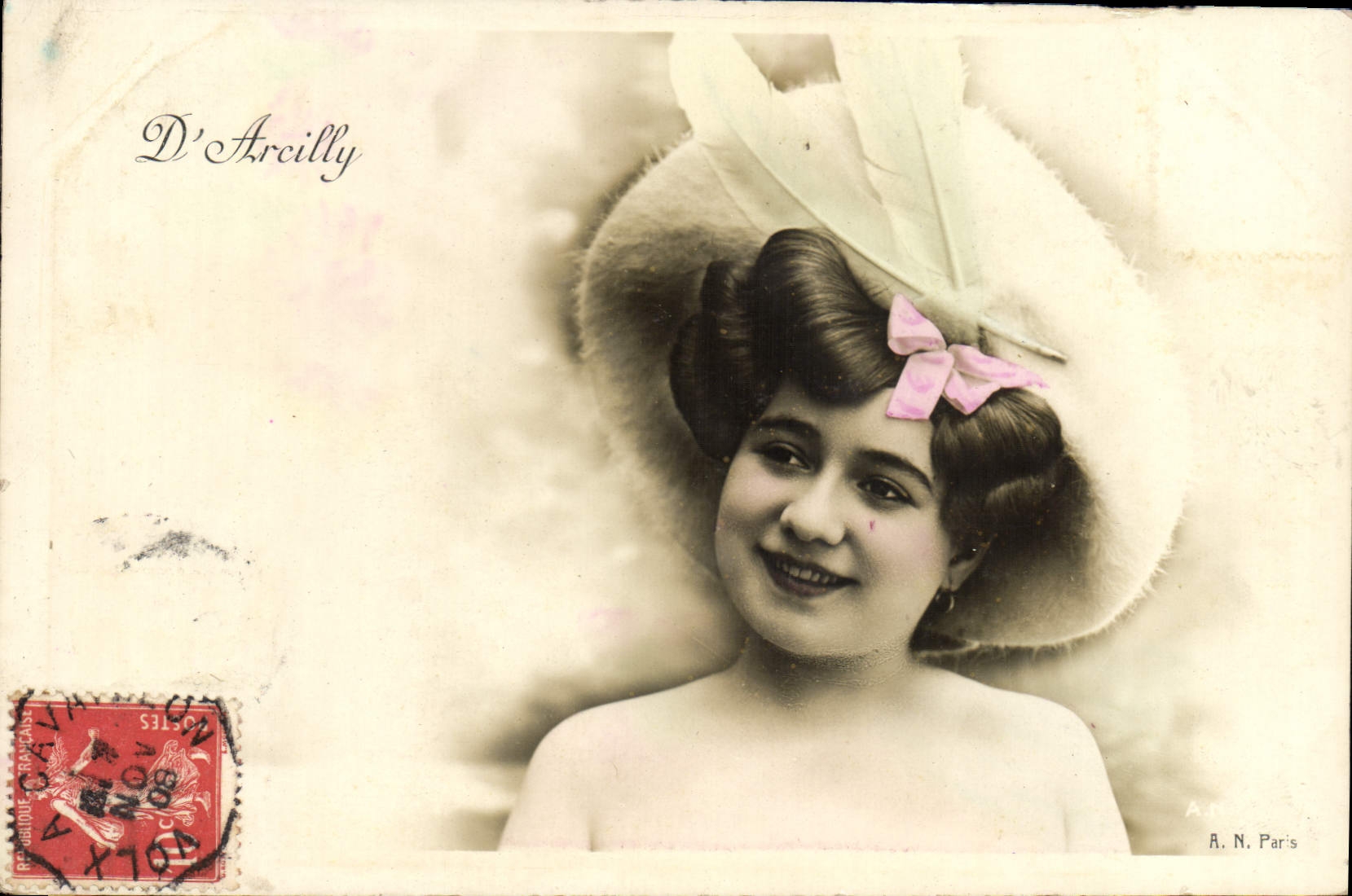 Jeune femme souriante — chapeau à plumes et nœud rose — D'Arcilly, A.N. Paris