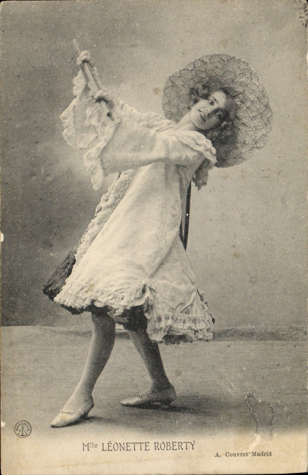Mlle Léonette Roberty — danseuse en robe blanche et parasol — A. Couvret Madrid