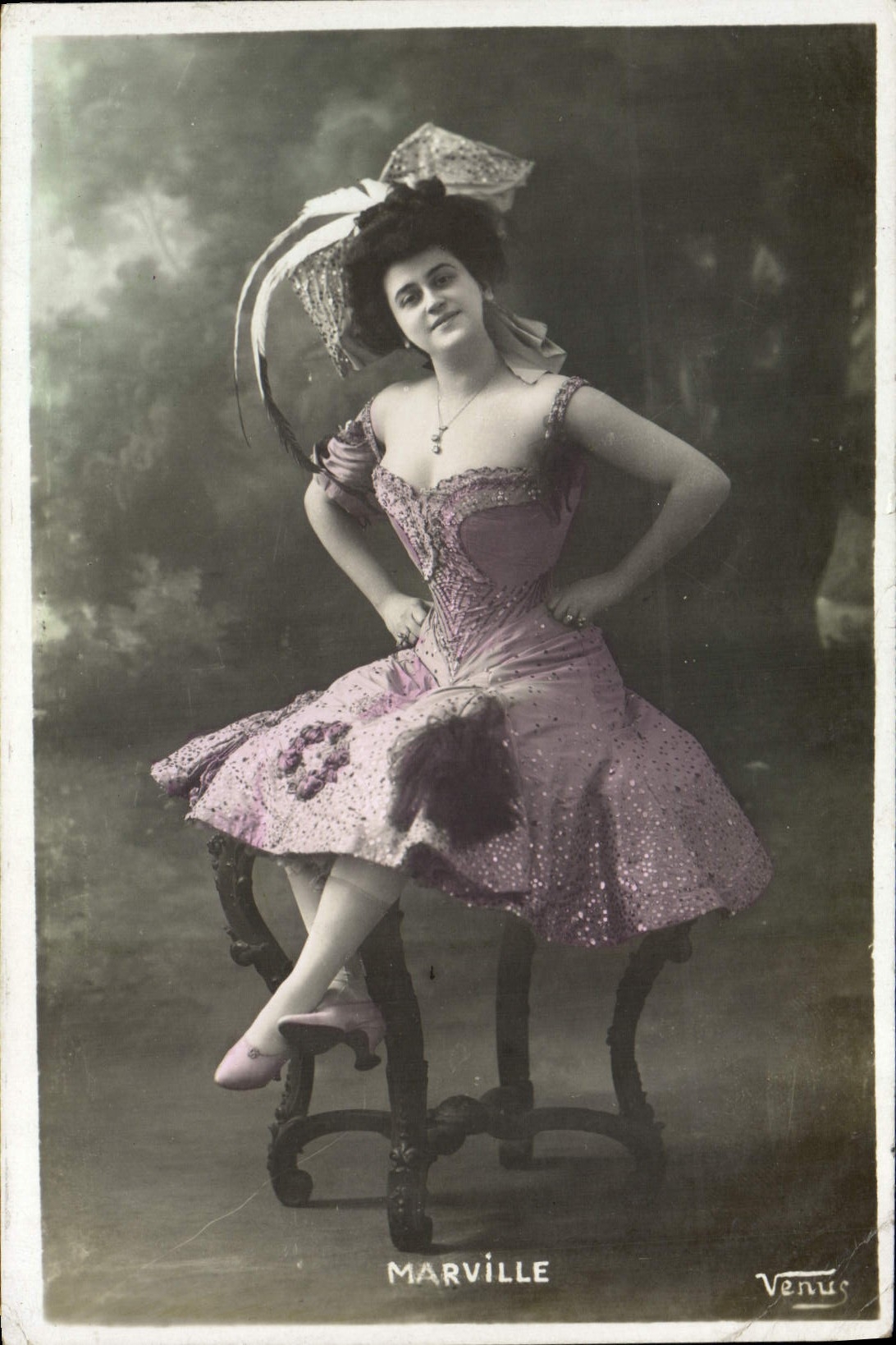 Marville — Femme en robe rose ornée de plumes — Venus