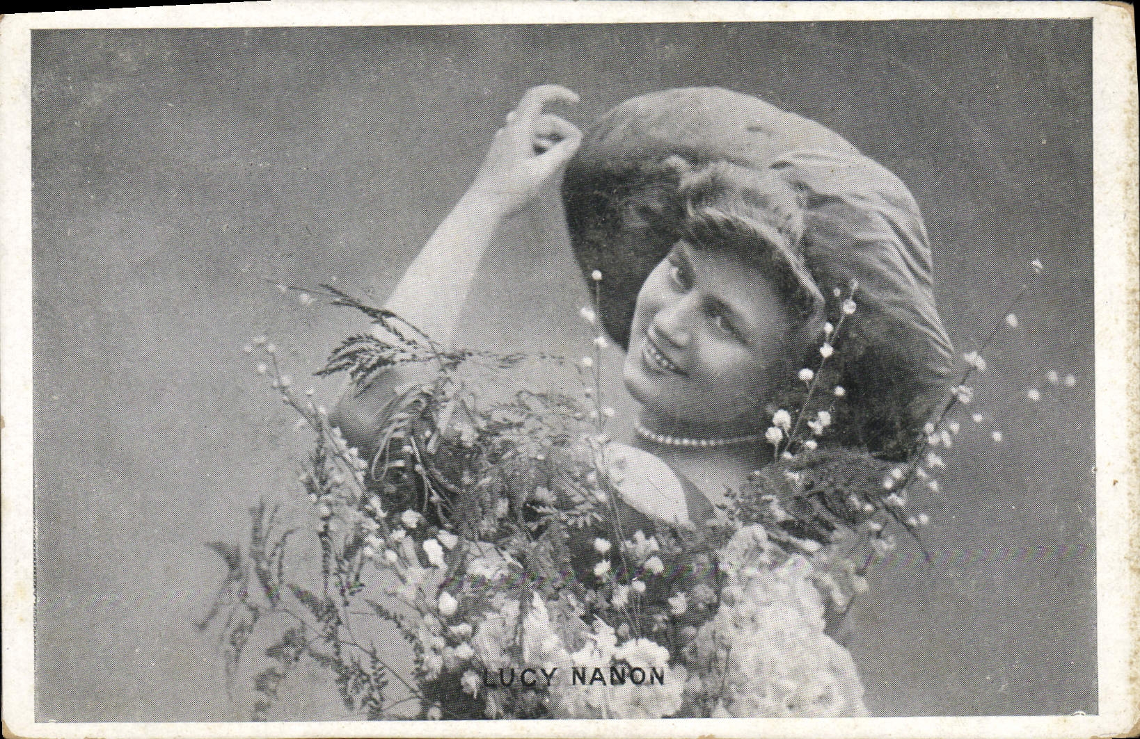 Lucy Nanon — Portrait souriant avec bouquet — Carte postale