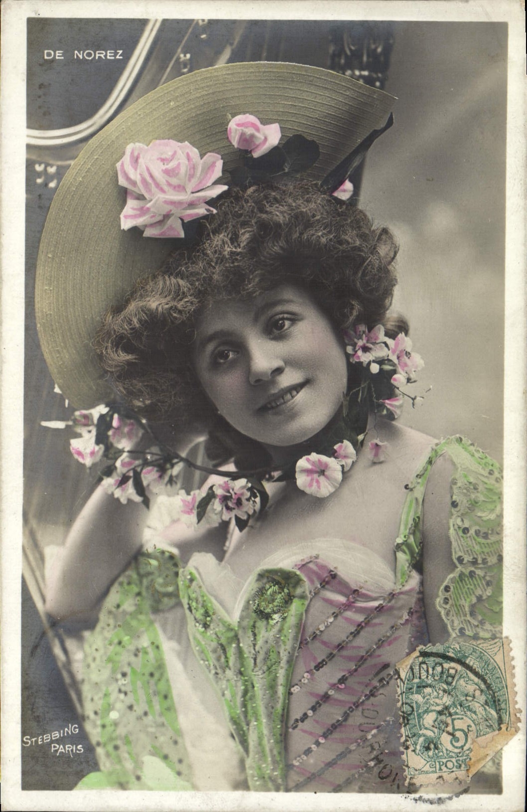 Femme en chapeau à roses — De Norez — Steebbing Paris