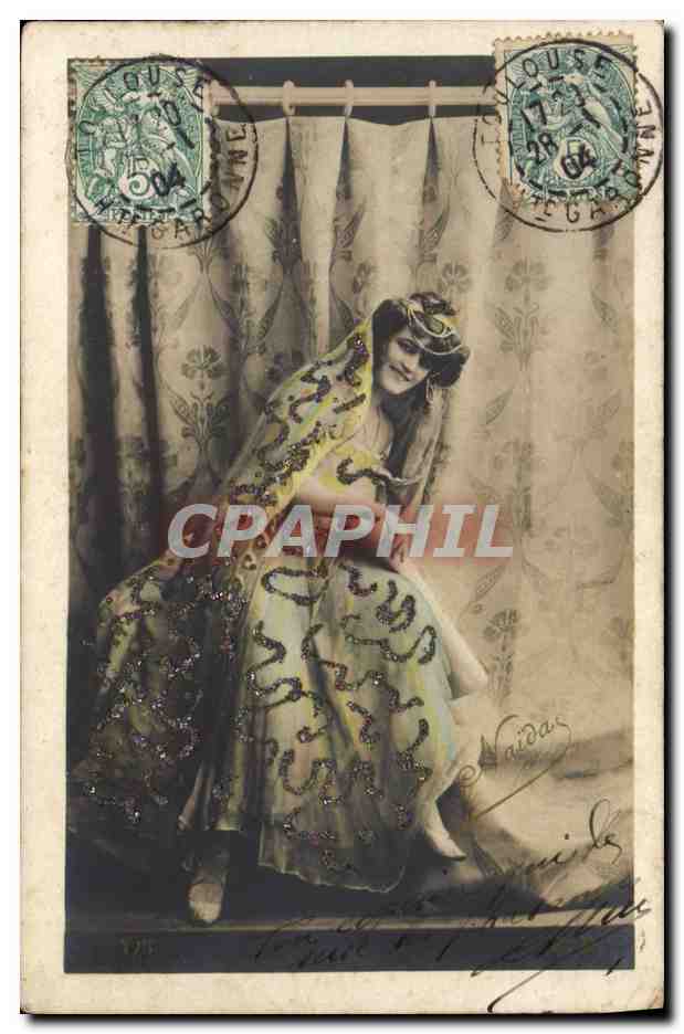 Femme en robe ornée — scène théâtrale — éditeur inconnu