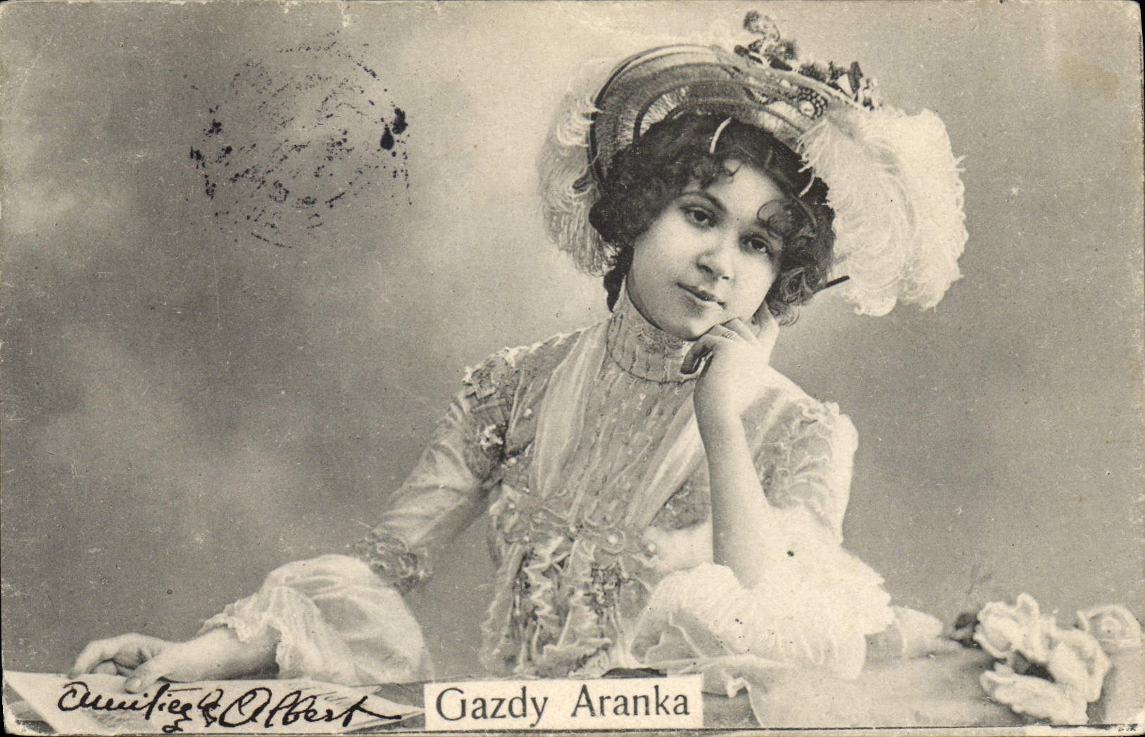 Gazdy Aranka — Portrait de jeune femme en costume élégant — Éditeur: Czim & Albert