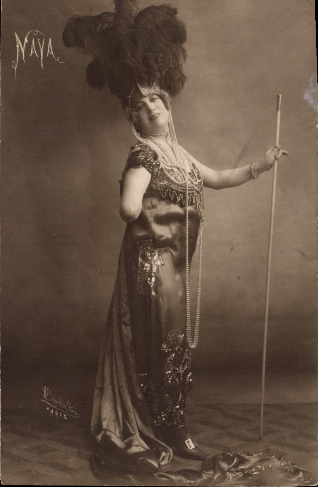 Naya — Exotische Tänzerin in Bühnenkostüm — Doisne, Paris