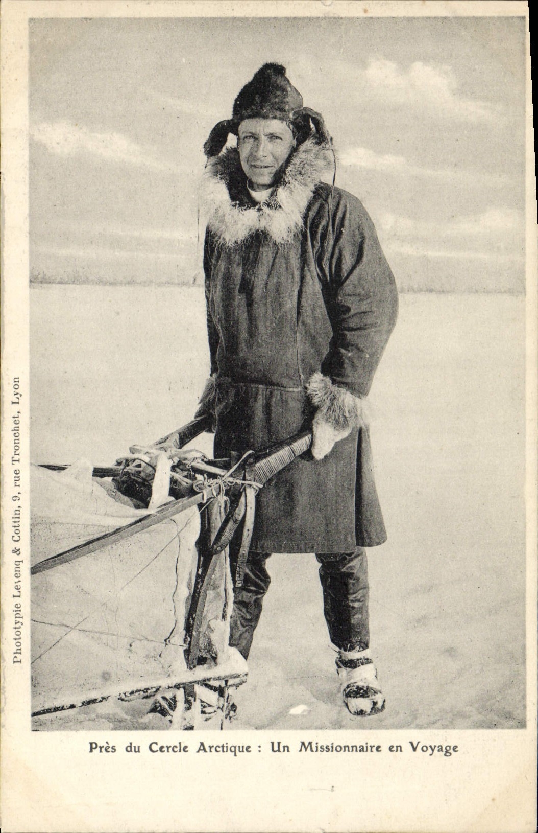 CPA Polaire Pres du Cercle Arctique Un missionnaire en voyage Pole Nord