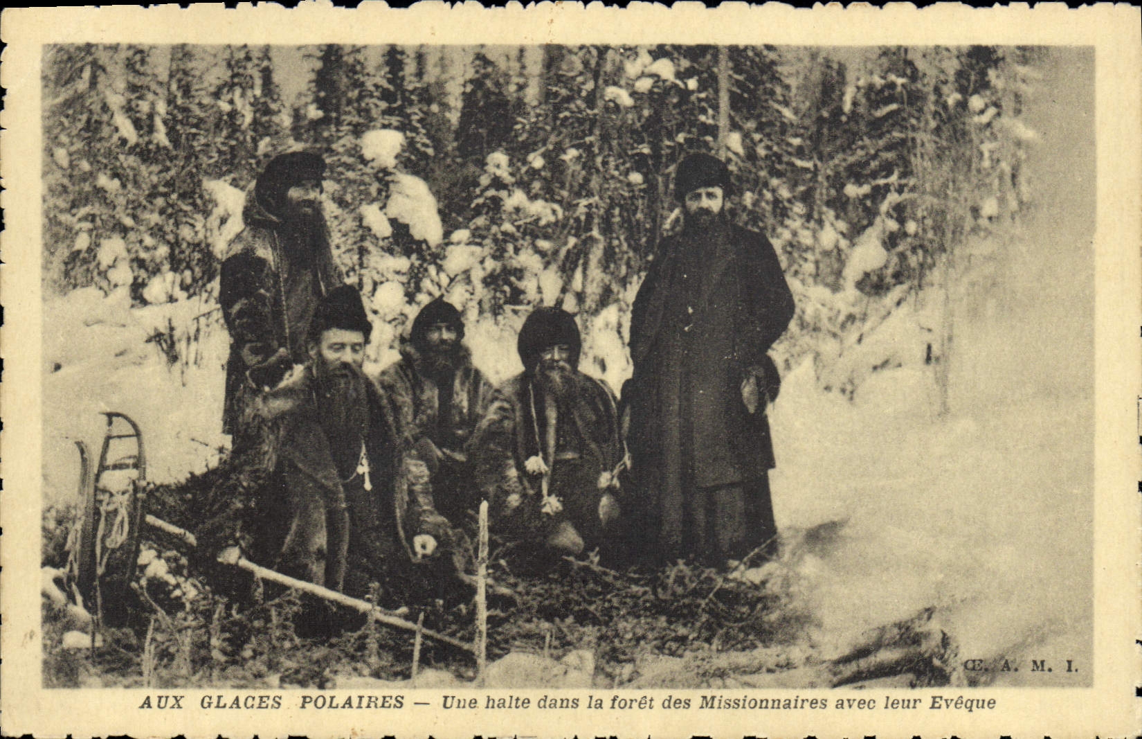 CPA Polaire Aux glaces polaires Une halte dans la foret des missionnaires avec leur Eveque