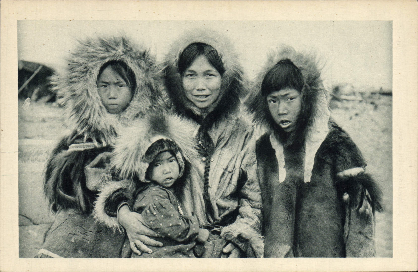 CPA Polaire En famille Chez les Esquimaux du Detroit de Behring Alaska