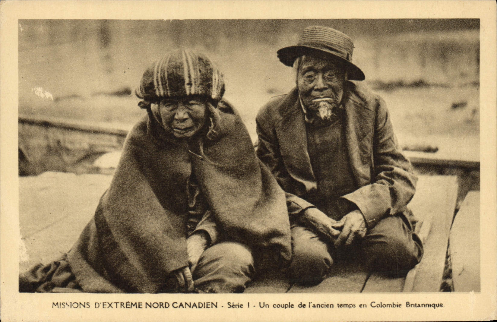 CPA Polaire Missions d'Extreme Nord Canadien Un couple de l'ancien temps en Colombie Britannique Canada