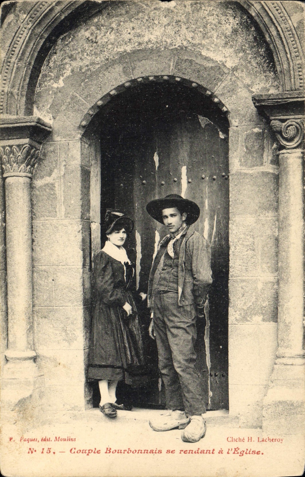 CPA Folklore Couple Bourbonnais se rendant a l'eglise 