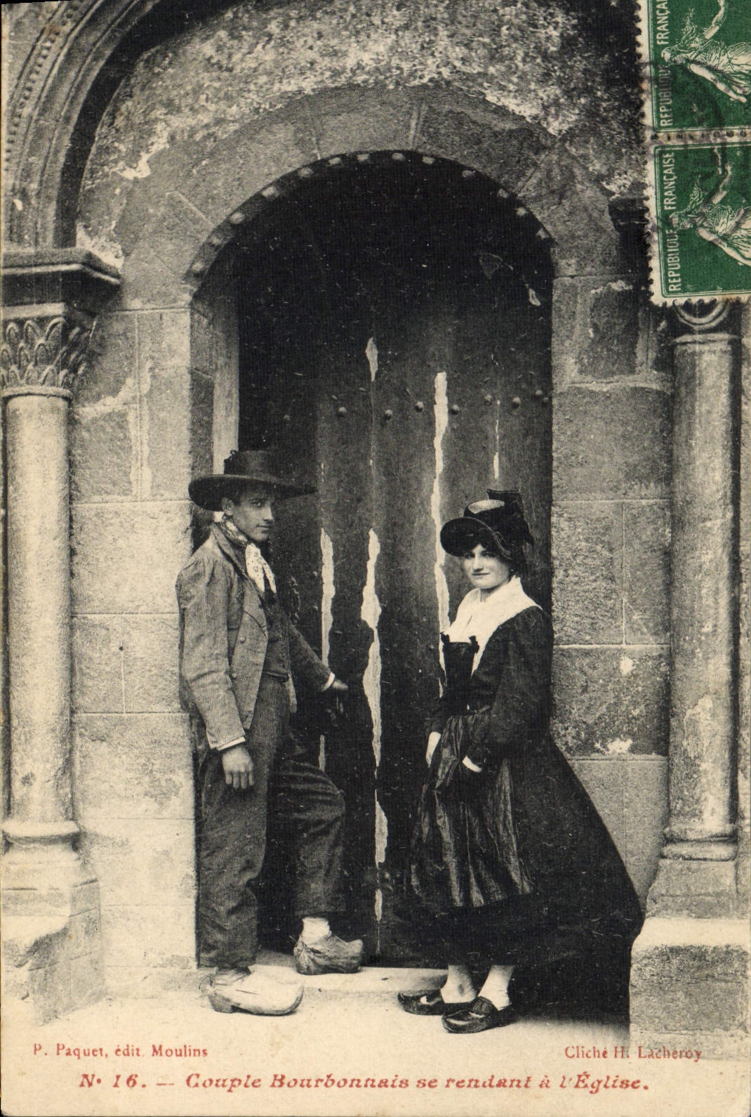 CPA Folklore Couple Bourbonnais se rendant a l'eglise