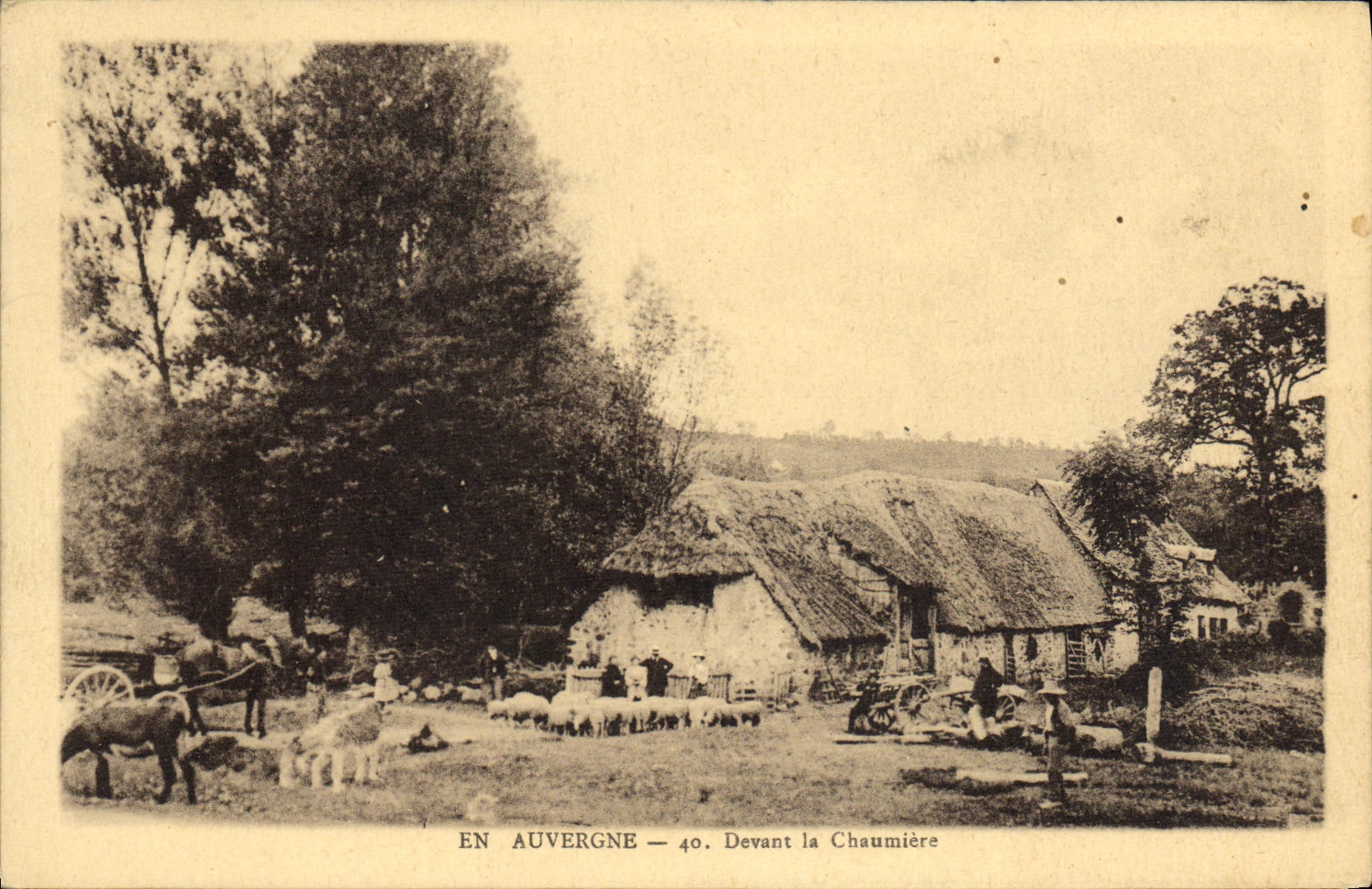 CPA Folklore En Auvergne Devant la chaumiere 