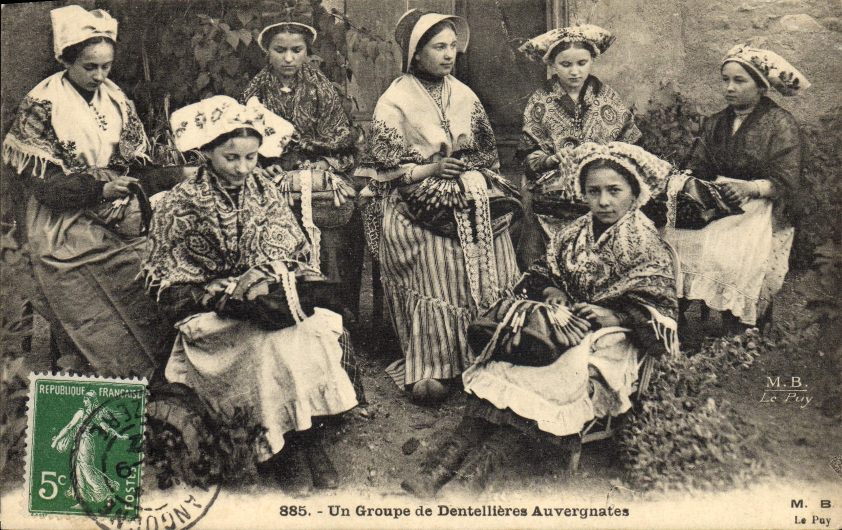 CPA Folklore Un groupe de dentellieres Auvergnates 