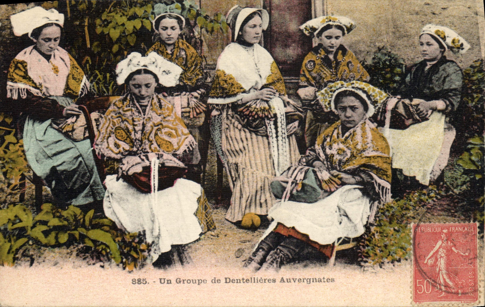 CPA Folklore Un groupe de dentellieres Auvergnates