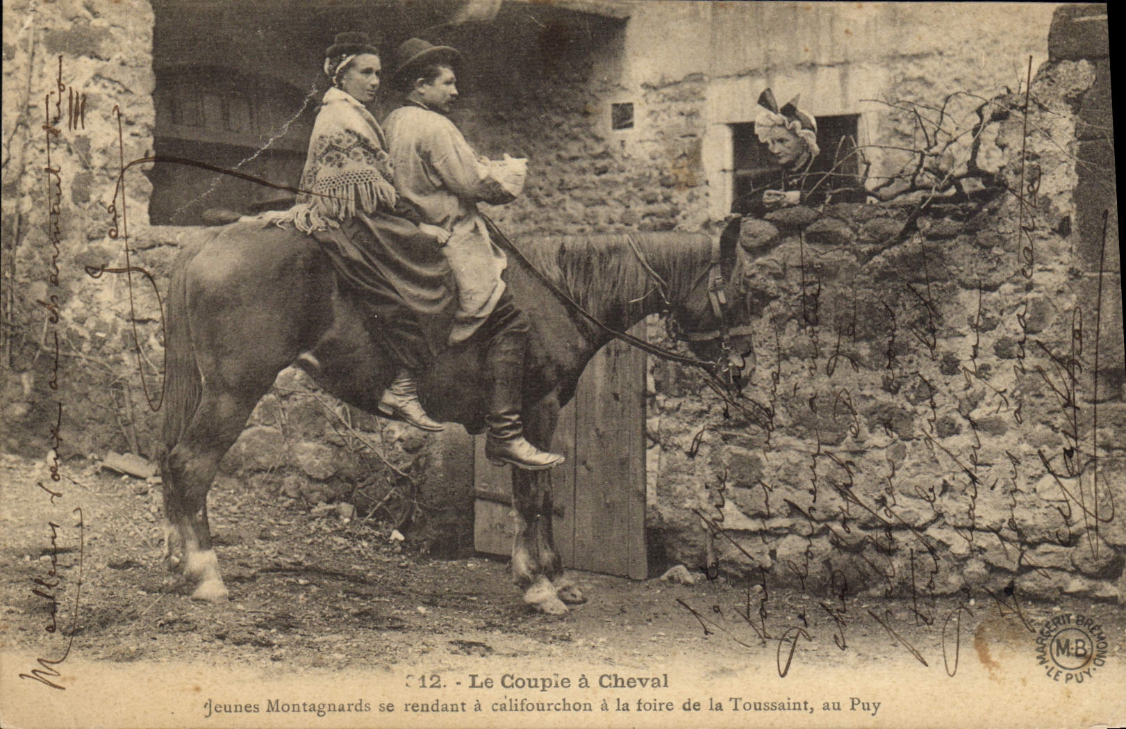 CPA Folklore Le couple a cheval Jeunes montagnards se rendant a califourchon a la foire de la Toussaint au Puy