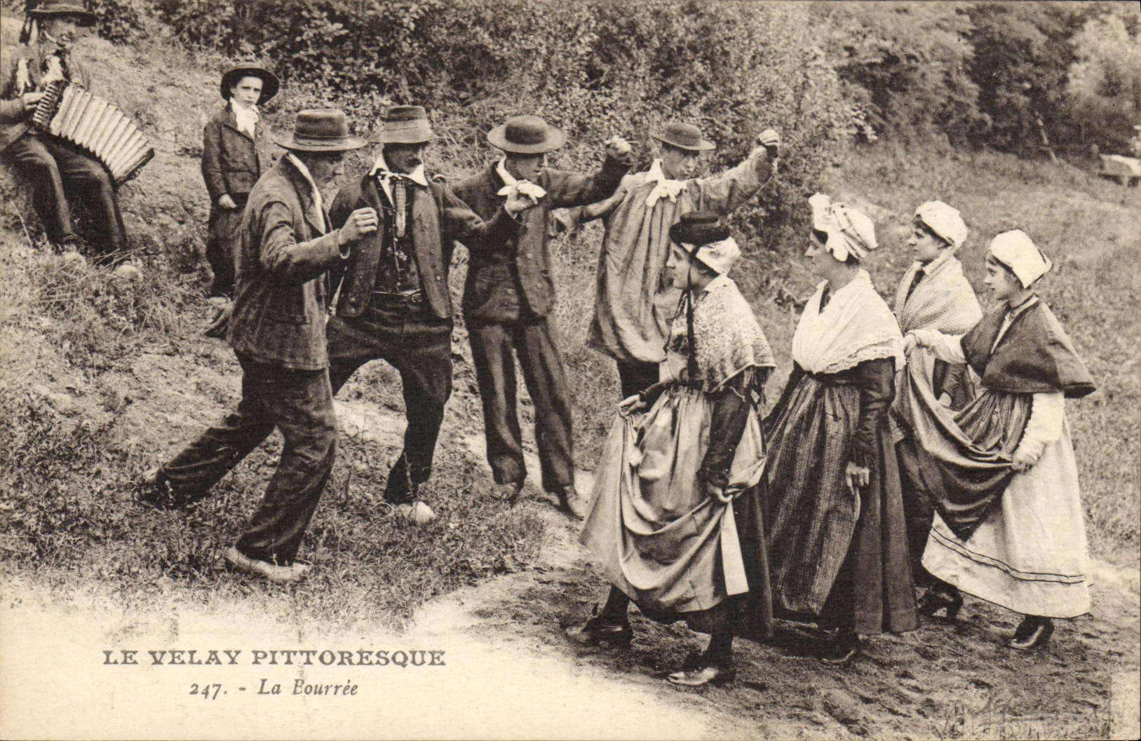 CPA Folklore Bourree d'Auvergne Le Velay