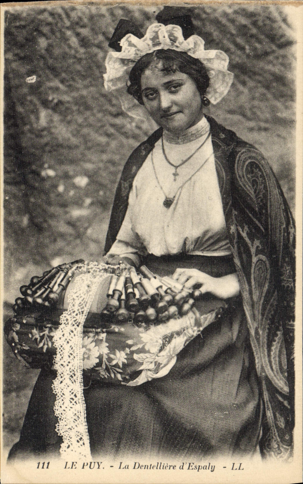 CPA Folklore Le Puy La dentelliere d'Espaly